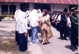 Muspida Kabupaten Aceh Barat berkunjung ke panti Asuhan Suci Hati, tanggal; 17 Agustus 2002 (9)