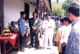 Muspida Kabupaten Aceh Barat berkunjung ke panti Asuhan Suci Hati, tanggal; 17 Agustus 2002 (6)