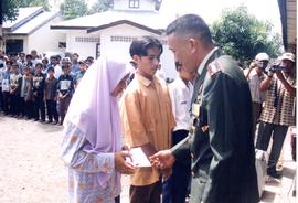 Muspida Kabupaten Aceh Barat berkunjung ke panti Asuhan Suci Hati, tanggal; 17 Agustus 2002 (3)