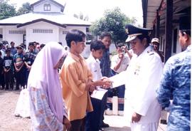 Muspida Kabupaten Aceh Barat berkunjung ke panti Asuhan Suci Hati, tanggal; 17 Agustus 2002 (4)