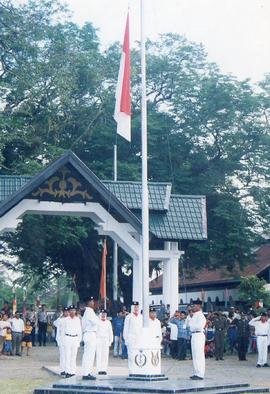 Upacara HUT RI ke 57 dilapangan Teuku Umar Meulaboh, tanggal; 17 Agustus 2004 (55)